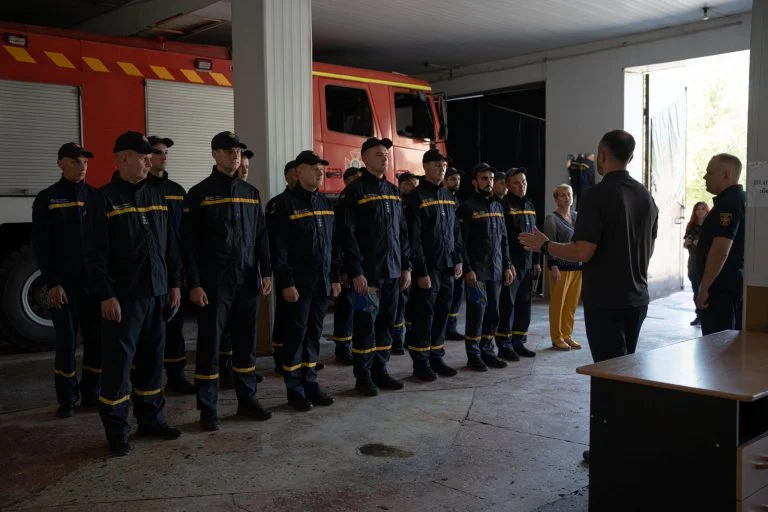 Херсонські рятувальники, які ліквідовують наслідки підриву Каховської ГЕС, отримали відзнаки