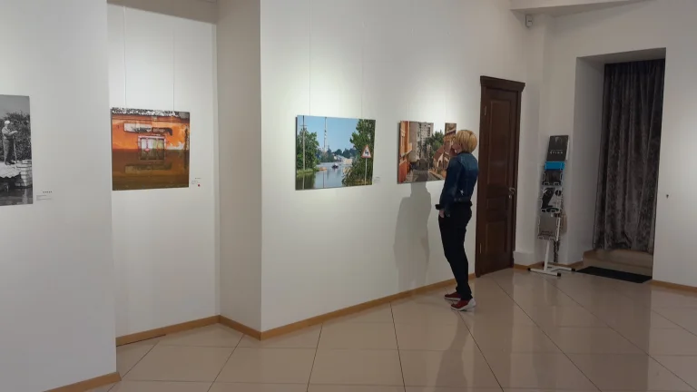 “Херсон. De рrofundis”. У Києві пройшла виставка робіт з зображенням наслідків підриву Каховської ГЕС