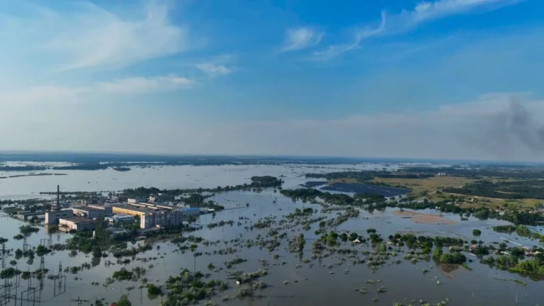 В Олешках працівники державних установ проводять “суботники” для прибирання підтоплених територій