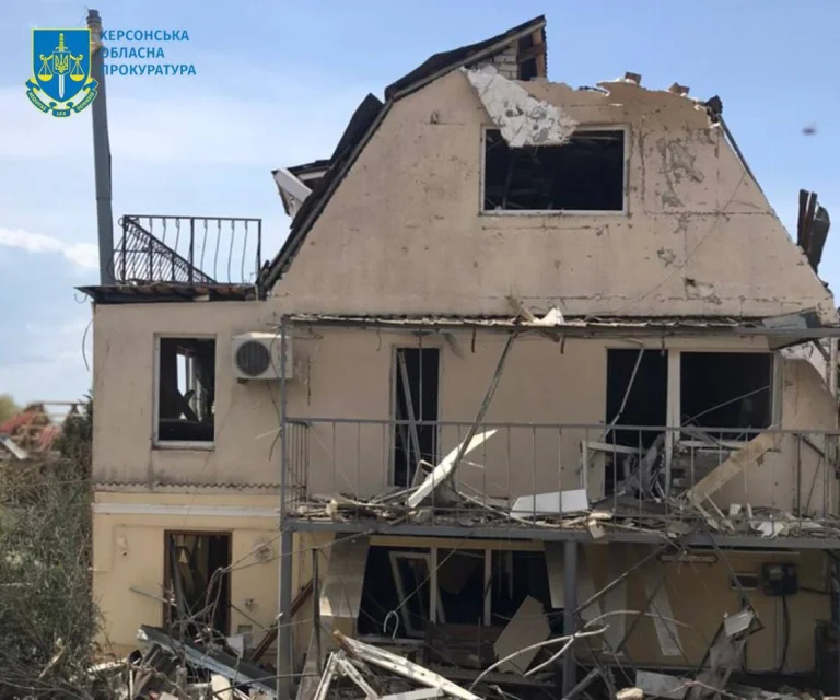 За минулу добу РФ обстріляла громади Бериславського району: пошкоджено житлові будинки