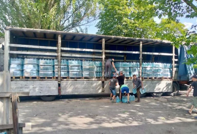 Мешканці двох прифронтових населених пунктів Херсонщини отримали понад 17 тис. літрів питної води