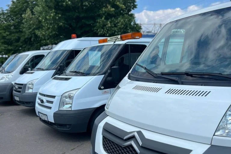 Польща передала 2 автомобілі Херсонській громаді