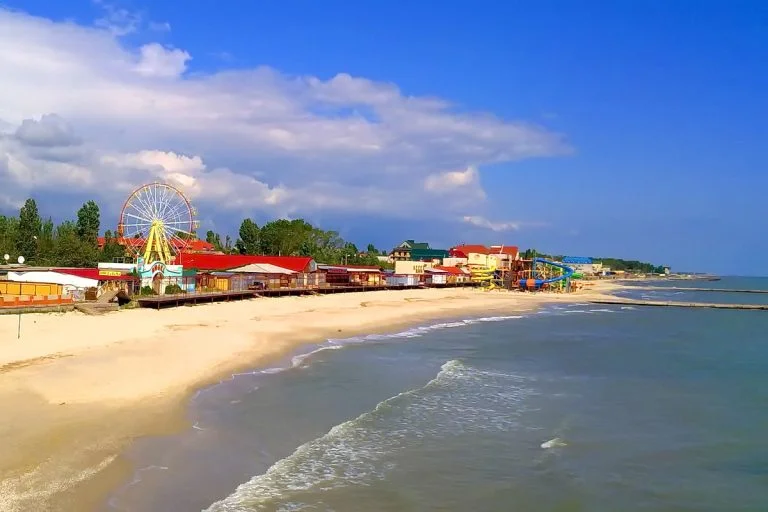 Який вигляд має колись курортне село Залізний Порт на лівобережжі Херсонщини (відео)