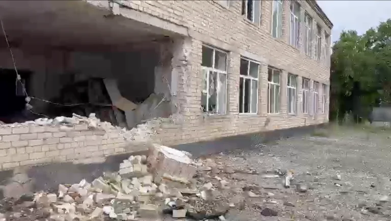 Росіяни обстріляли Дніпровське та Золоту Балку на Херсонщині: пошкоджені школа та будинок культури