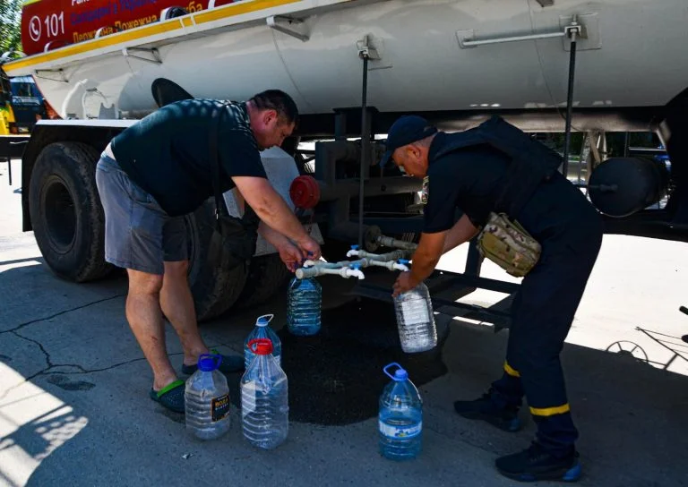 Рятувальники доставили воду до одного з мікрорайонів Херсона