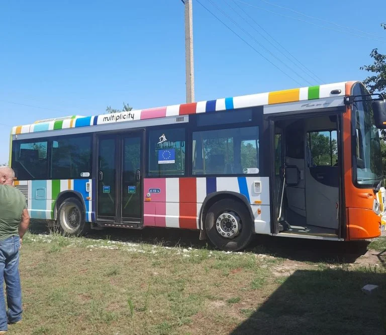 Село на Херсонщині отримало шкільний автобус від зарубіжних партнерів