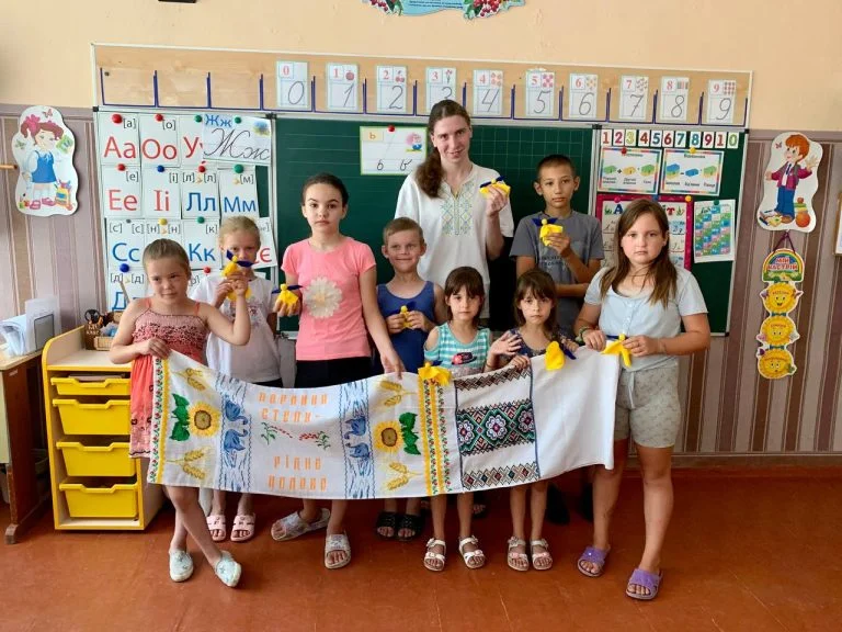 У Білозерській громаді дітей навчили робити ляльок-мотанок