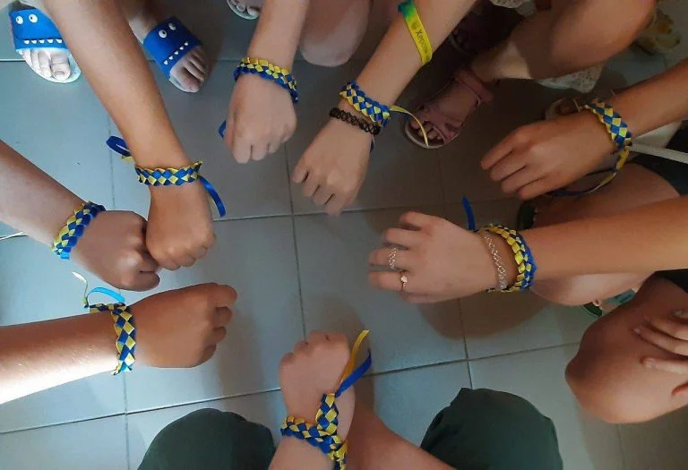 Діти у Комишанах на Херсонщині зробили патріотичні браслети для військових