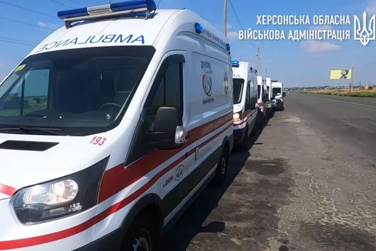 Дніпро передало Херсонщині 10 машин швидкої допомоги