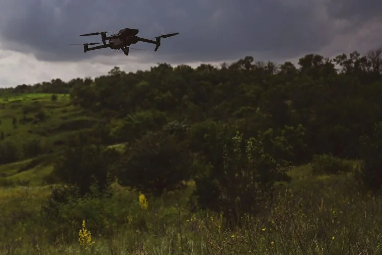 Українські дрони продовжують знищувати ворожу техніку на окупованій Херсонщині (відео)