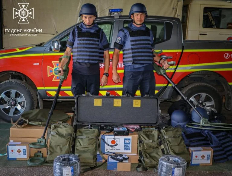 Херсонські ДСНСники отримали піротехнічне обладнання від партнерів