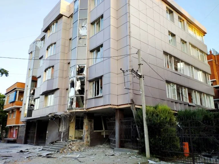 У Херсонській ОВА показали наслідки нічного обстрілу міста (відео)