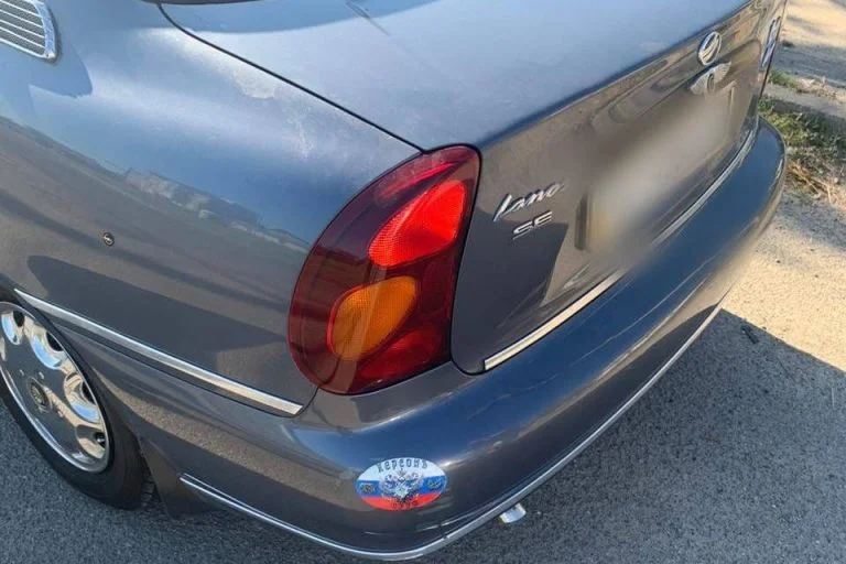 У Херсоні чоловік їздив на авто з наліпкою в кольорах прапора Росії