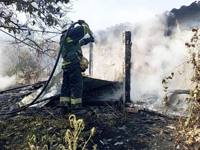 У Садовому на Херсонщині через російську вибухівку горів будинок
