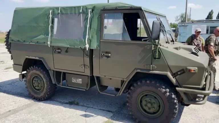 Херсонські тероборонівці отримали сучасні військові авто