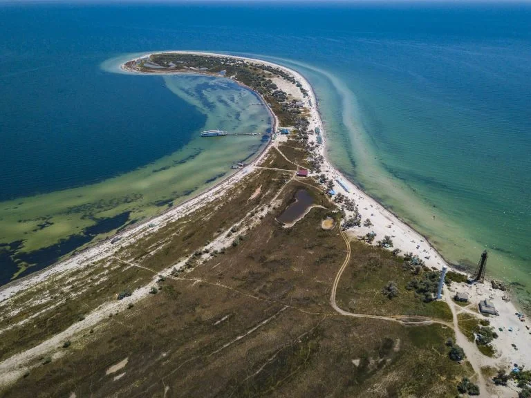 На Джарилгачі вже 5 днів триває пожежа
