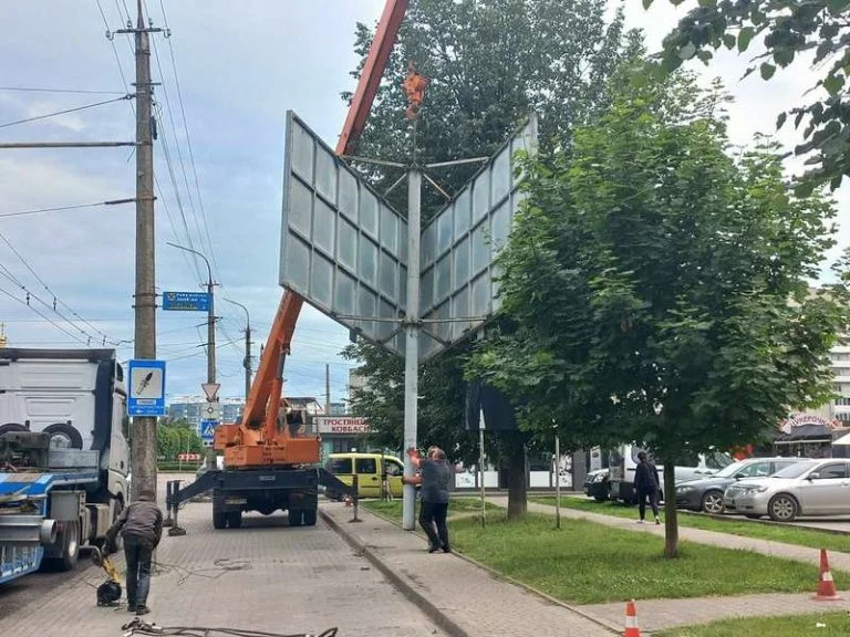 На демонтаж рекламних бордів Херсонська міськрада виділила майже 90 тис. гривень