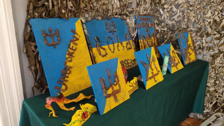 У Миколаєві відкрилася виставка художника та волонтера з Херсонщини