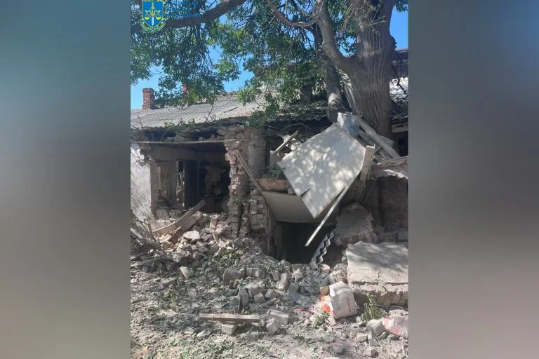 Через обстріли Херсона постраждали троє людей. Серед них – 7-річна дівчинка