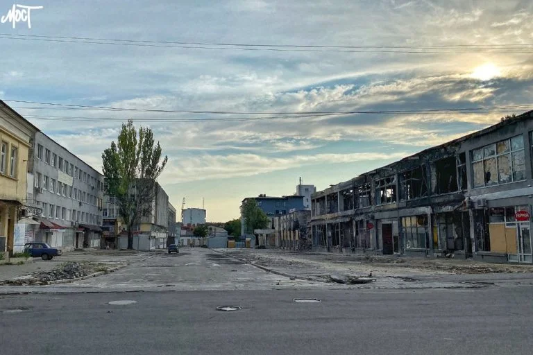 У Херсоні демонтують декілька пошкоджених російськими обстрілами споруд