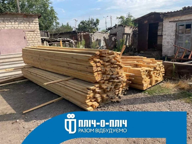 Будівельники з Хмельницької області працюють над відбудовою 257 домогосподарств у Високопіллі на Херсонщині