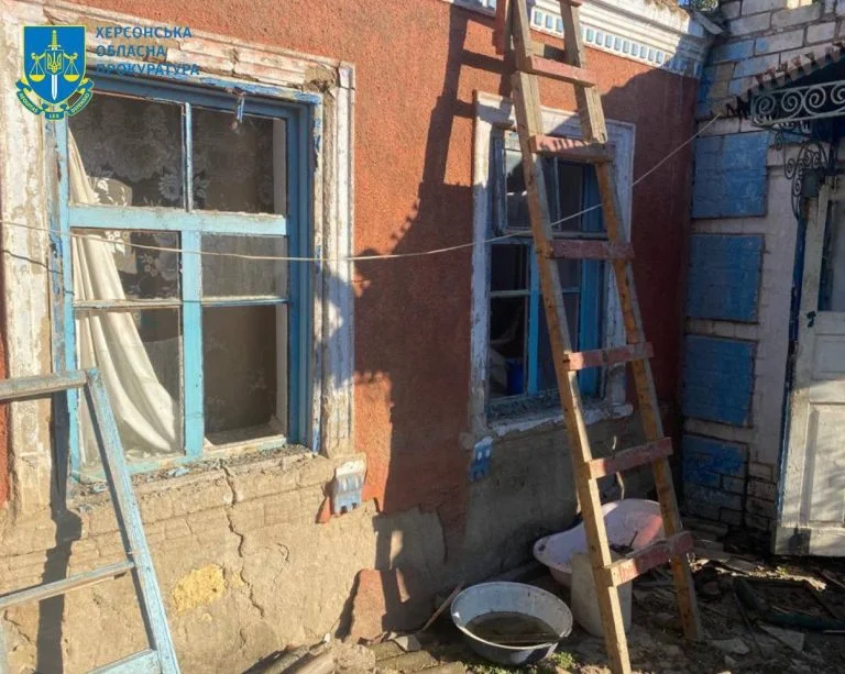 Цієї ночі окупанти обстріляли Дар’ївську громаду: постраждало подружжя