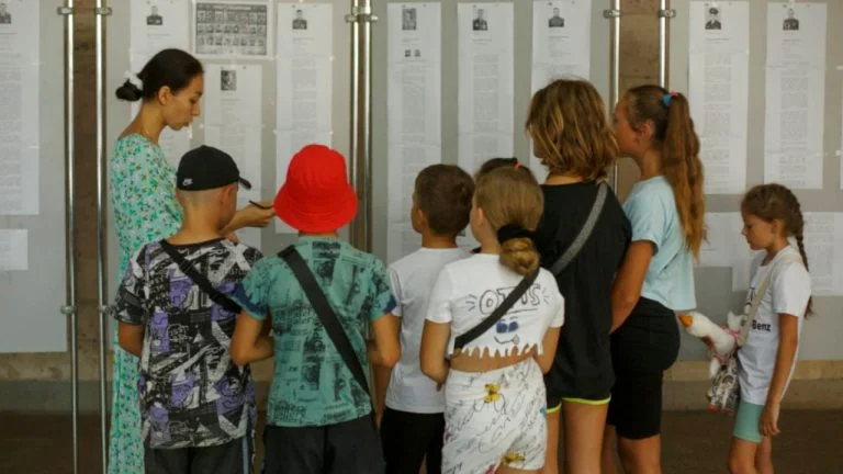 В Скадовську створили експозицію на честь російських загарбників і привели туди дітей