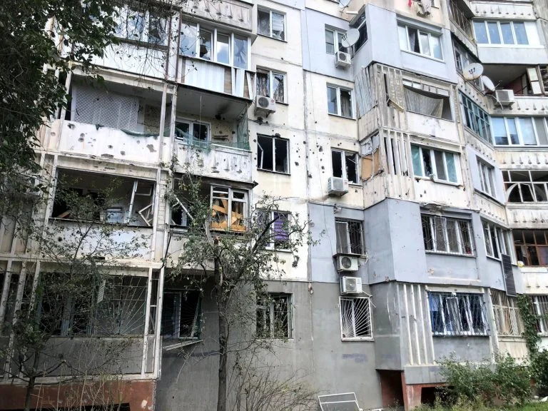 Херсонців закликають не виходити на вулицю через російські обстріли