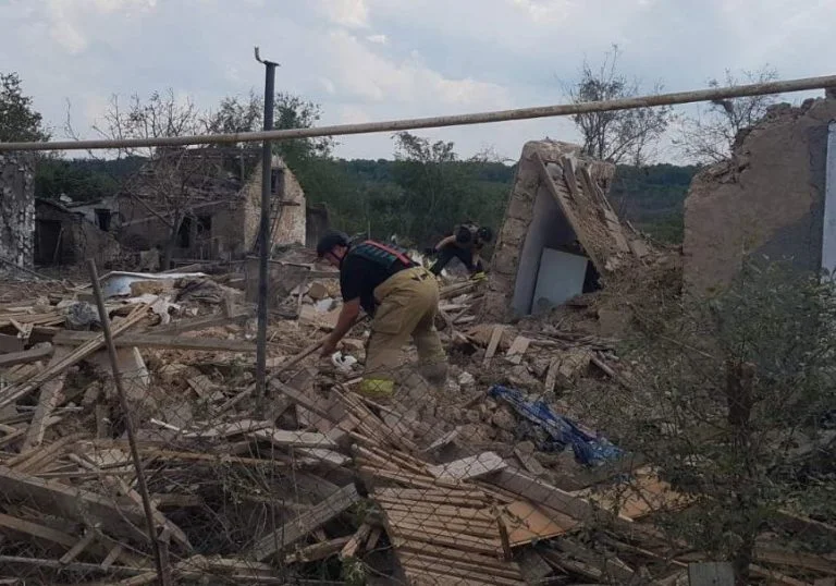 У Херсоні рятувальники визволили жінку із заблокованого через обстріли будинку