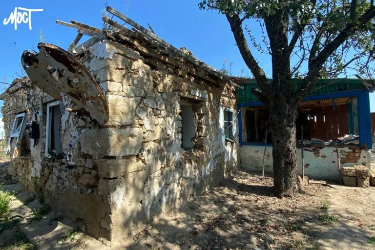 Внаслідок російського обстрілу села на Херсонщині загинула жінка