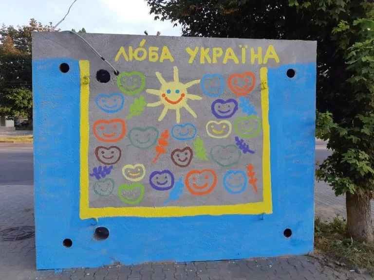 Мешканка Херсона створила мурал на бомбосховищі