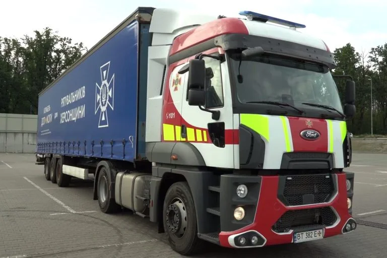 Херсонським рятувальникам передали напівпричіп