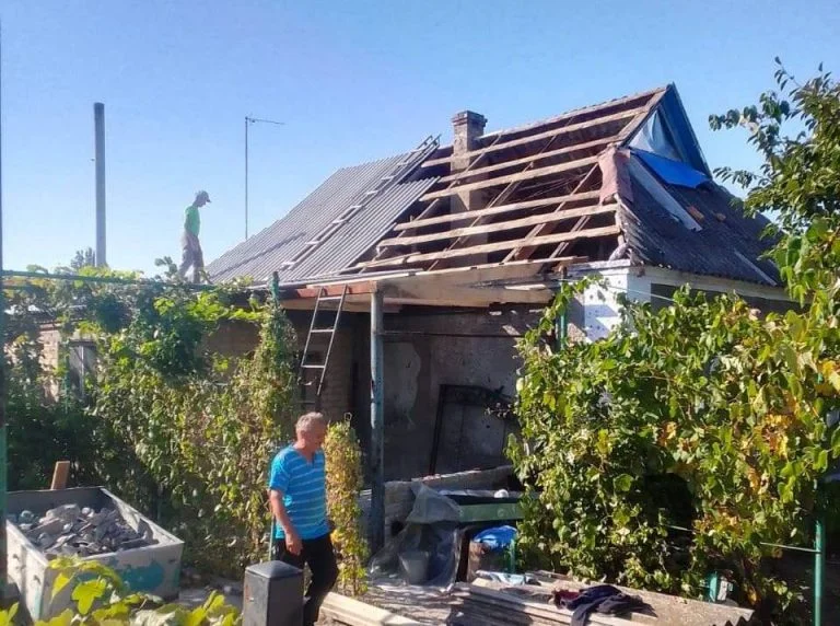 Благодійники передали Осокорівці на Херсонщині шифер для ремонту дахів