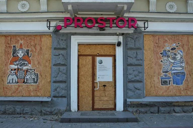 Мистецтво проти війни: в Херсоні вибиті вікна прикрашають авторськими малюнками