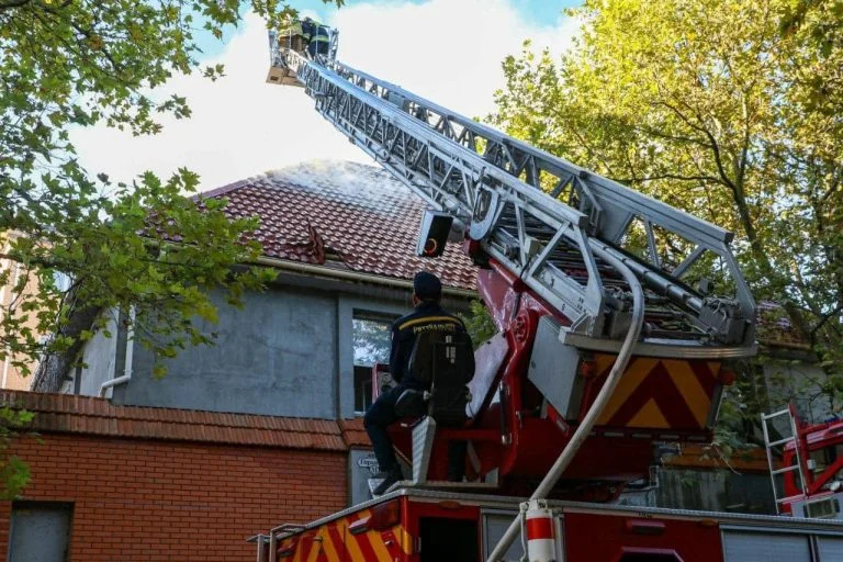 Рятувальники показали наслідки ранкового обстрілу Херсона (відео)