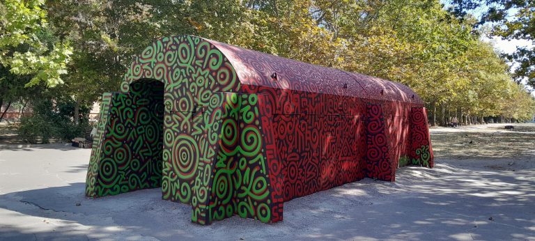 Художник Максим Кільдеров прикрасив херсонські бомбосховища авторськими малюнками (фото)