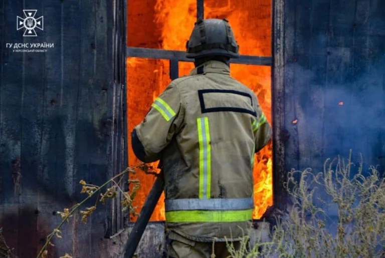 Окупанти скинули вибухівку на житлові будинки у Херсоні (ОНОВЛЕНО)