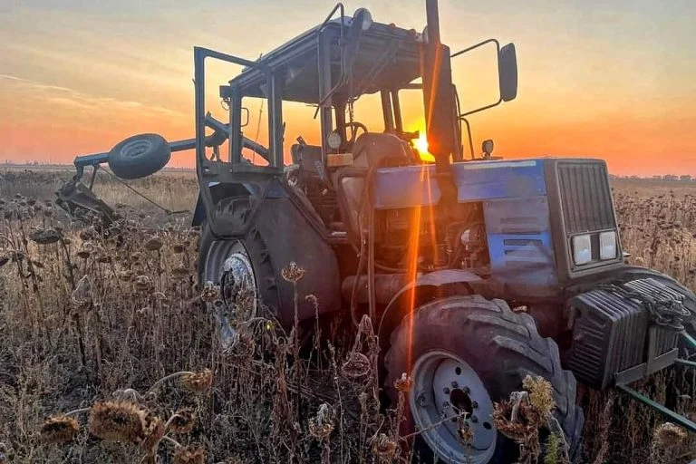 Між Трифонівкою і П’ятихатками на Херсонщині підірвався трактор