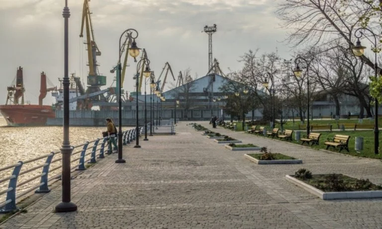 Набережна на проспекті Ушакова у Херсоні перетворилась на пляж (фото)