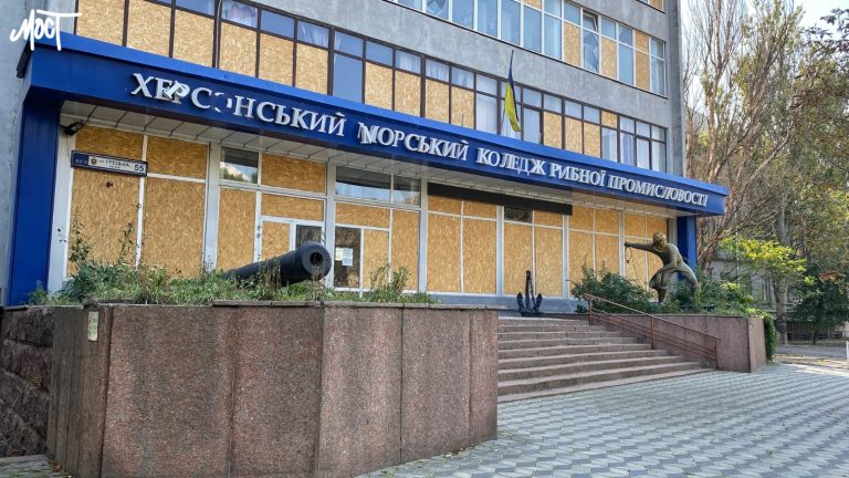 Який вигляд має Херсонський коледж рибної промисловості після ворожих обстрілів (фото)
