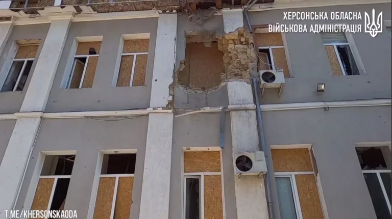 Росіяни обстріляли Дніпровський район Херсона: є поранені