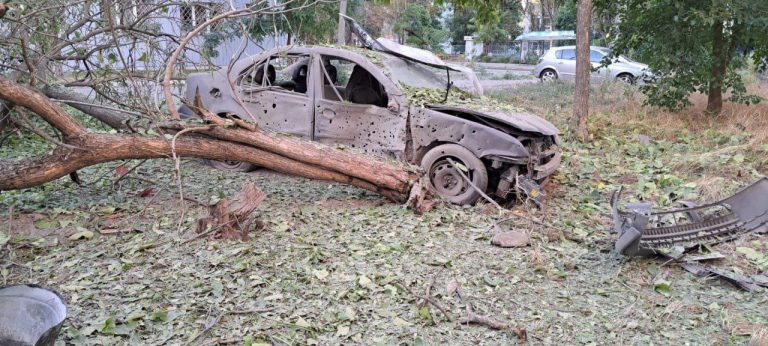 У Херсонській МВА показали наслідки нічних обстрілів міста росіянами (фото)