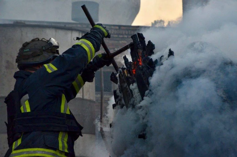 Росіяни повторно обстріляли рятувальників, які гасили пожежі у Херсоні