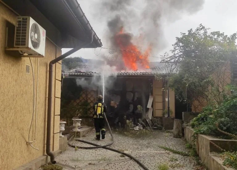 Через ранкові обстріли росіян у Херсоні від отриманих поранень помер чоловік