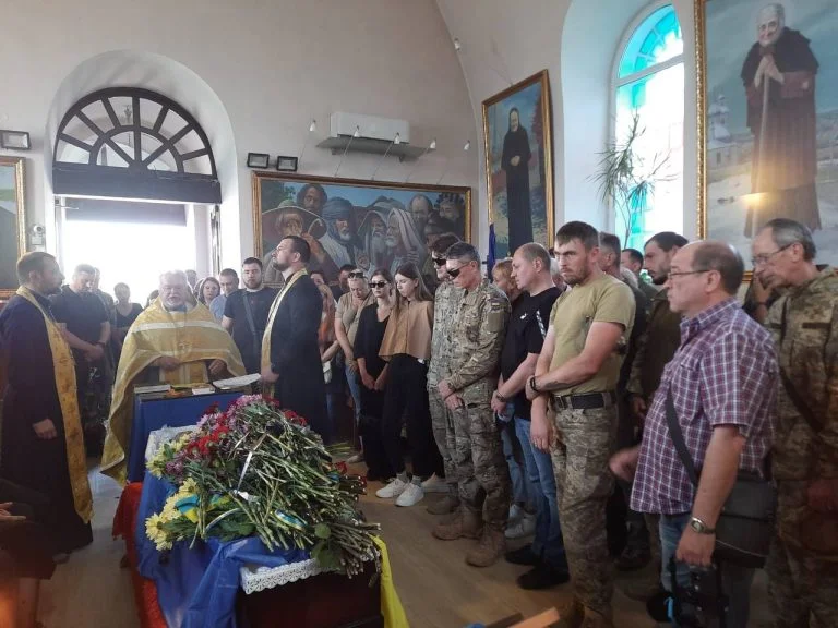 В Херсоні попрощались із загиблим солдатом Антоном Ігошиним