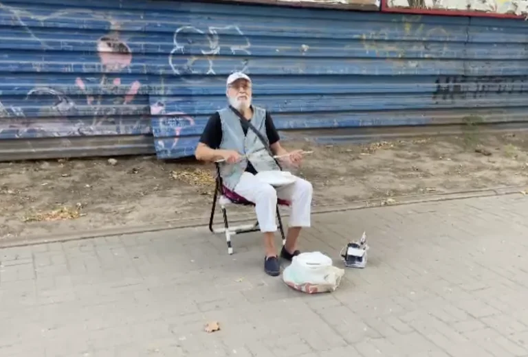 Артист з вулиці Суворова в Херсоні відновив свою творчість
