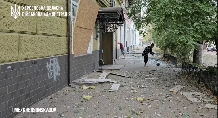 Херсонська ОВА показала наслідки російського авіаудару по підприємству в Дніпровському районі (відео)