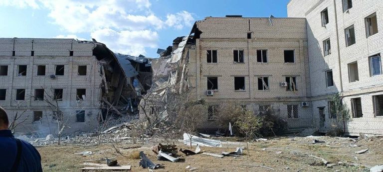 Який вигляд має лікарня у Бериславі після російського авіаудару (відео)