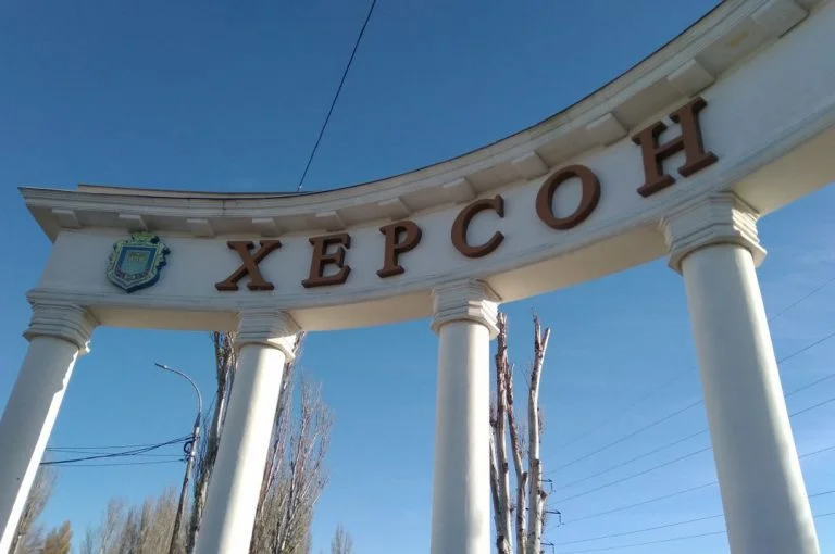 Російські загарбники обстріляли Корабельний район Херсона: є поранена