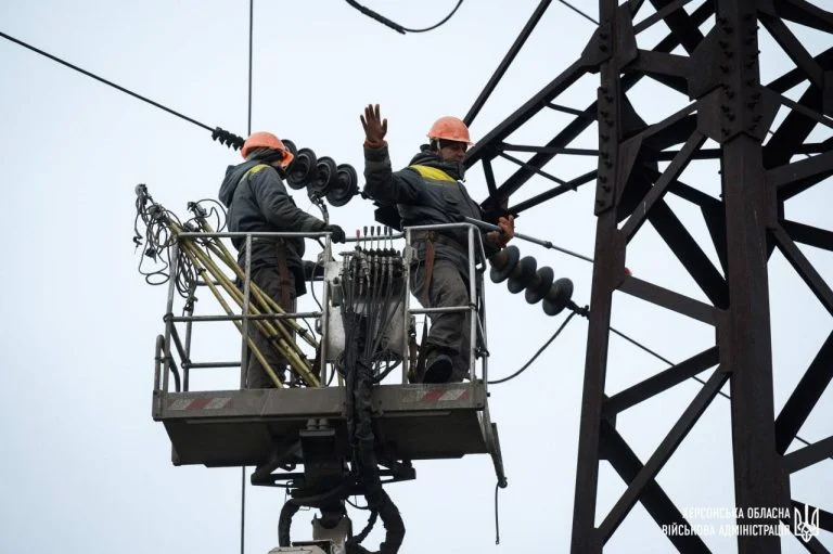 Через ранковий обстріл у частині Херсона припинено електропостачання